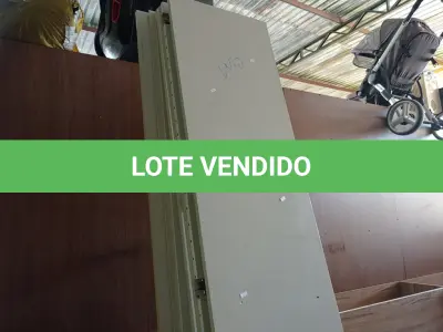 LOTE 320 - 01 ARMÁRIO ALTO EM MADEIRA DESMONTADO. (NO ESTADO) ATENÇÃO! FAZER A VISITAÇÃO ANTES DE ARREMATAR, NÃO SABEMOS SE FUNCIONA. LEILÃO NÃO TEM GARANTIA E NEM DEVOLUÇÃO, SUJEITO A POSSÍVEIS AVARIAS VISÍVEIS/OCULTAS E/OU AUSÊNCIA DE COMPONENTES.