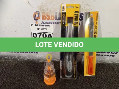 LOTE 070 - 01 FORMÃO, 01 LIMA CHATA 6” E 01 KIT DE CHAVES DE PRECISÃO. (NO ESTADO) ATENÇÃO! FAZER A VISITAÇÃO ANTES DE ARREMATAR, NÃO SABEMOS SE FUNCIONA. LEILÃO NÃO TEM GARANTIA E NEM DEVOLUÇÃO, SUJEITO A POSSÍVEIS AVARIAS VISÍVEIS/OCULTAS E/OU AUSÊNCIA DE COMPONENTES.