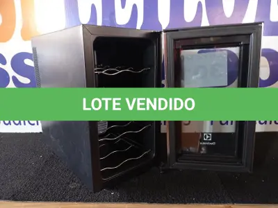 LOTE 301 - 01 - ADEGA ELECTROLUX 8 GARRAFAS ACABAMENTO EM ALUMÍNIO (NO ESTADO, NÃO SABEMOS SE FUNCIONA. LEILÃO NÃO TEM GARANTIA E NEM DEVOLUÇÃO, SUJEITO A POSSÍVEIS AVARIAS VISÍVEIS/OCULTAS E/OU AUSÊNCIA DE COMPONENTES)