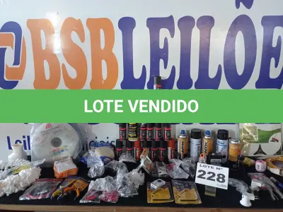 LOTE 228 - 62 - ITENS DE FERRAGISTA (APROXIMADAMENTE) (NO ESTADO, NÃO SABEMOS SE FUNCIONA. LEILÃO NÃO TEM GARANTIA E NEM DEVOLUÇÃO, SUJEITO A POSSÍVEIS AVARIAS VISÍVEIS/OCULTAS E/OU AUSÊNCIA DE COMPONENTES)