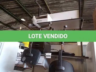 LOTE 484 - 04 MESAS E 02 CADEIRAS DE ESCRITÓRIO COM BASE GIRATÓRIA. (NO ESTADO) ATENÇÃO! FAZER A VISITAÇÃO ANTES DE ARREMATAR, NÃO SABEMOS SE FUNCIONA. LEILÃO NÃO TEM GARANTIA E NEM DEVOLUÇÃO, SUJEITO A POSSÍVEIS AVARIAS VISÍVEIS/OCULTAS E/OU AUSÊNCIA DE COMPONENTES.