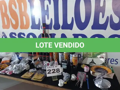 LOTE 228 - 62 - ITENS DE FERRAGISTA (APROXIMADAMENTE) (NO ESTADO, NÃO SABEMOS SE FUNCIONA. LEILÃO NÃO TEM GARANTIA E NEM DEVOLUÇÃO, SUJEITO A POSSÍVEIS AVARIAS VISÍVEIS/OCULTAS E/OU AUSÊNCIA DE COMPONENTES)
