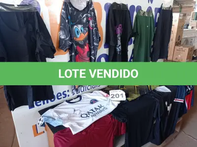 LOTE 201 - 28 - PEÇAS DE ROUPAS MASCULINAS (APROXIMADAMENTE) (NO ESTADO, NÃO SABEMOS SE FUNCIONA. LEILÃO NÃO TEM GARANTIA E NEM DEVOLUÇÃO, SUJEITO A POSSÍVEIS AVARIAS VISÍVEIS/OCULTAS E/OU AUSÊNCIA DE COMPONENTES)