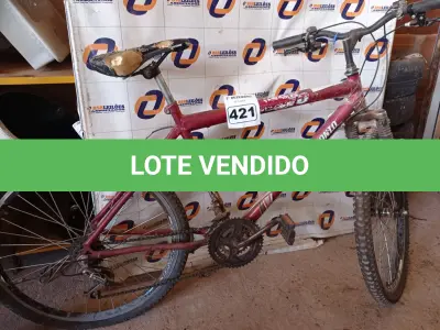 LOTE 421 - 01 BICICLETA ARO 26. (NO ESTADO) ATENÇÃO! FAZER A VISITAÇÃO ANTES DE ARREMATAR, NÃO SABEMOS SE FUNCIONA. LEILÃO NÃO TEM GARANTIA E NEM DEVOLUÇÃO, SUJEITO A POSSÍVEIS AVARIAS VISÍVEIS/OCULTAS E/OU AUSÊNCIA DE COMPONENTES.