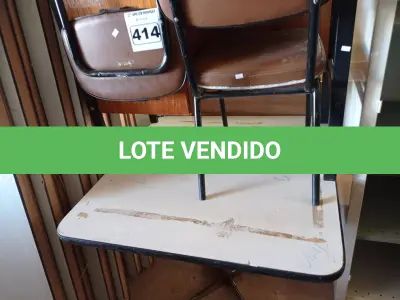 LOTE 414 - 02 MESAS E 02 CADEIRAS COM BASE FIXAS E ASSENTO E ENCOSTO ALMOFADADO. (NO ESTADO) ATENÇÃO! FAZER A VISITAÇÃO ANTES DE ARREMATAR, NÃO SABEMOS SE FUNCIONA. LEILÃO NÃO TEM GARANTIA E NEM DEVOLUÇÃO, SUJEITO A POSSÍVEIS AVARIAS VISÍVEIS/OCULTAS E/OU AUSÊNCIA DE COMPONENTES.