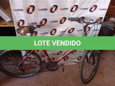 LOTE 421 - 01 BICICLETA ARO 26. (NO ESTADO) ATENÇÃO! FAZER A VISITAÇÃO ANTES DE ARREMATAR, NÃO SABEMOS SE FUNCIONA. LEILÃO NÃO TEM GARANTIA E NEM DEVOLUÇÃO, SUJEITO A POSSÍVEIS AVARIAS VISÍVEIS/OCULTAS E/OU AUSÊNCIA DE COMPONENTES.