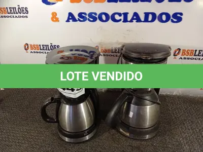 LOTE 449 - 02 CAFETEIRAS MARCAS E MODELOS DIVERSOS. (NO ESTADO) ATENÇÃO! FAZER A VISITAÇÃO ANTES DE ARREMATAR, NÃO SABEMOS SE FUNCIONA. LEILÃO NÃO TEM GARANTIA E NEM DEVOLUÇÃO, SUJEITO A POSSÍVEIS AVARIAS VISÍVEIS/OCULTAS E/OU AUSÊNCIA DE COMPONENTES.