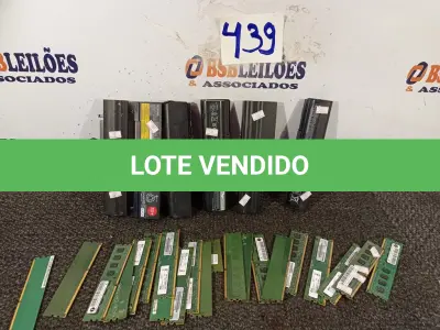 LOTE 439 - 01 LOTE COM VÁRIAS BATERIAS DE NOTEBOOK E MEMORIAS PARA PC MARCAS E MODELOS DIVERSOS. (NO ESTADO) ATENÇÃO! FAZER A VISITAÇÃO ANTES DE ARREMATAR, NÃO SABEMOS SE FUNCIONA. LEILÃO NÃO TEM GARANTIA E NEM DEVOLUÇÃO, SUJEITO A POSSÍVEIS AVARIAS VISÍVEIS/OCULTAS E/OU AUSÊNCIA DE COMPONENTES.