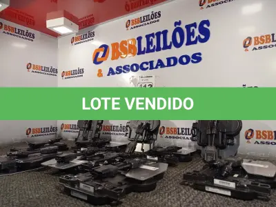 LOTE 413 - 01 ARMÁRIO ROUPEIRO INCOMPLETO. (NO ESTADO) ATENÇÃO! FAZER A VISITAÇÃO ANTES DE ARREMATAR, NÃO SABEMOS SE FUNCIONA. LEILÃO NÃO TEM GARANTIA E NEM DEVOLUÇÃO, SUJEITO A POSSÍVEIS AVARIAS VISÍVEIS/OCULTAS E/OU AUSÊNCIA DE COMPONENTES.
