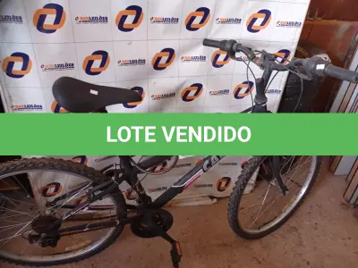 LOTE 423 - 01 BICICLETA ARO 26. (NO ESTADO) ATENÇÃO! FAZER A VISITAÇÃO ANTES DE ARREMATAR, NÃO SABEMOS SE FUNCIONA. LEILÃO NÃO TEM GARANTIA E NEM DEVOLUÇÃO, SUJEITO A POSSÍVEIS AVARIAS VISÍVEIS/OCULTAS E/OU AUSÊNCIA DE COMPONENTES.