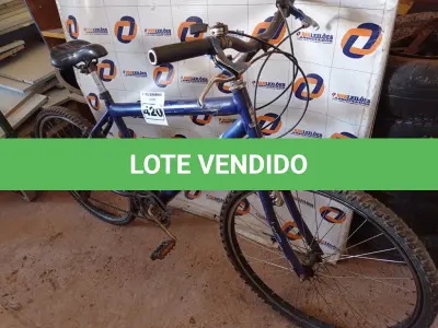 LOTE 420 - 01 BICICLETA ARO 26. (NO ESTADO) ATENÇÃO! FAZER A VISITAÇÃO ANTES DE ARREMATAR, NÃO SABEMOS SE FUNCIONA. LEILÃO NÃO TEM GARANTIA E NEM DEVOLUÇÃO, SUJEITO A POSSÍVEIS AVARIAS VISÍVEIS/OCULTAS E/OU AUSÊNCIA DE COMPONENTES.