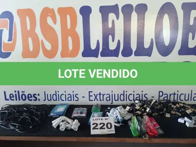 LOTE 220 - 250 – ITENS PARA CELULARES DIVERSOS  (APROXIMADAMENTE)(NO ESTADO, NÃO SABEMOS SE FUNCIONA. LEILÃO NÃO TEM GARANTIA E NEM DEVOLUÇÃO, SUJEITO A POSSÍVEIS AVARIAS VISÍVEIS/OCULTAS E/OU AUSÊNCIA DE COMPONENTES)