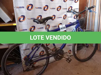 LOTE 420 - 01 BICICLETA ARO 26. (NO ESTADO) ATENÇÃO! FAZER A VISITAÇÃO ANTES DE ARREMATAR, NÃO SABEMOS SE FUNCIONA. LEILÃO NÃO TEM GARANTIA E NEM DEVOLUÇÃO, SUJEITO A POSSÍVEIS AVARIAS VISÍVEIS/OCULTAS E/OU AUSÊNCIA DE COMPONENTES.