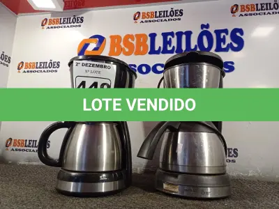 LOTE 449 - 02 CAFETEIRAS MARCAS E MODELOS DIVERSOS. (NO ESTADO) ATENÇÃO! FAZER A VISITAÇÃO ANTES DE ARREMATAR, NÃO SABEMOS SE FUNCIONA. LEILÃO NÃO TEM GARANTIA E NEM DEVOLUÇÃO, SUJEITO A POSSÍVEIS AVARIAS VISÍVEIS/OCULTAS E/OU AUSÊNCIA DE COMPONENTES.