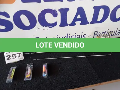 LOTE 257 - 05 - ITENS PARA PESCA DIVERSOS (NO ESTADO, NÃO SABEMOS SE FUNCIONA. LEILÃO NÃO TEM GARANTIA E NEM DEVOLUÇÃO, SUJEITO A POSSÍVEIS AVARIAS VISÍVEIS/OCULTAS E/OU AUSÊNCIA DE COMPONENTES)