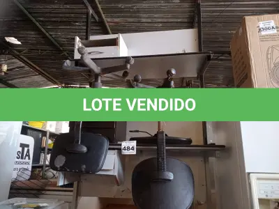 LOTE 484 - 04 MESAS E 02 CADEIRAS DE ESCRITÓRIO COM BASE GIRATÓRIA. (NO ESTADO) ATENÇÃO! FAZER A VISITAÇÃO ANTES DE ARREMATAR, NÃO SABEMOS SE FUNCIONA. LEILÃO NÃO TEM GARANTIA E NEM DEVOLUÇÃO, SUJEITO A POSSÍVEIS AVARIAS VISÍVEIS/OCULTAS E/OU AUSÊNCIA DE COMPONENTES.