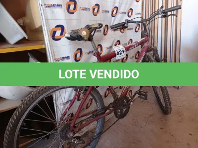 LOTE 421 - 01 BICICLETA ARO 26. (NO ESTADO) ATENÇÃO! FAZER A VISITAÇÃO ANTES DE ARREMATAR, NÃO SABEMOS SE FUNCIONA. LEILÃO NÃO TEM GARANTIA E NEM DEVOLUÇÃO, SUJEITO A POSSÍVEIS AVARIAS VISÍVEIS/OCULTAS E/OU AUSÊNCIA DE COMPONENTES.