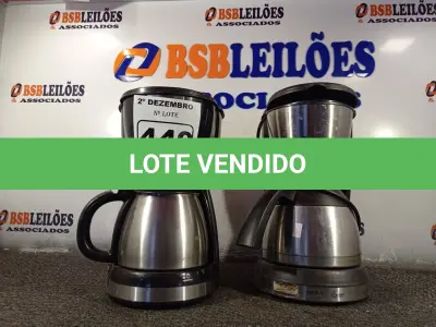 LOTE 449 - 02 CAFETEIRAS MARCAS E MODELOS DIVERSOS. (NO ESTADO) ATENÇÃO! FAZER A VISITAÇÃO ANTES DE ARREMATAR, NÃO SABEMOS SE FUNCIONA. LEILÃO NÃO TEM GARANTIA E NEM DEVOLUÇÃO, SUJEITO A POSSÍVEIS AVARIAS VISÍVEIS/OCULTAS E/OU AUSÊNCIA DE COMPONENTES.