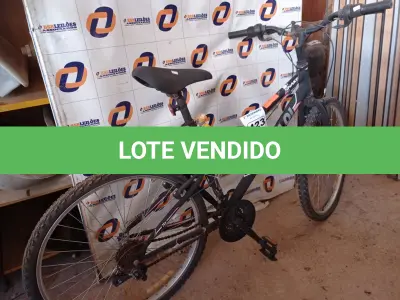 LOTE 423 - 01 BICICLETA ARO 26. (NO ESTADO) ATENÇÃO! FAZER A VISITAÇÃO ANTES DE ARREMATAR, NÃO SABEMOS SE FUNCIONA. LEILÃO NÃO TEM GARANTIA E NEM DEVOLUÇÃO, SUJEITO A POSSÍVEIS AVARIAS VISÍVEIS/OCULTAS E/OU AUSÊNCIA DE COMPONENTES.
