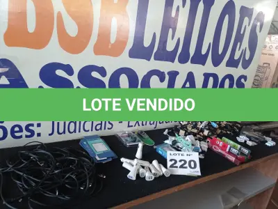LOTE 220 - 250 – ITENS PARA CELULARES DIVERSOS  (APROXIMADAMENTE)(NO ESTADO, NÃO SABEMOS SE FUNCIONA. LEILÃO NÃO TEM GARANTIA E NEM DEVOLUÇÃO, SUJEITO A POSSÍVEIS AVARIAS VISÍVEIS/OCULTAS E/OU AUSÊNCIA DE COMPONENTES)