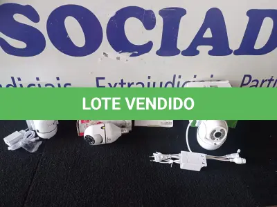 LOTE 240 - 03- CÂMERAS DE SEGURANÇA (NO ESTADO, NÃO SABEMOS SE FUNCIONA. LEILÃO NÃO TEM GARANTIA E NEM DEVOLUÇÃO, SUJEITO A POSSÍVEIS AVARIAS VISÍVEIS/OCULTAS E/OU AUSÊNCIA DE COMPONENTES)