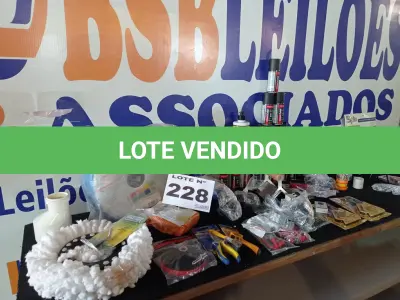 LOTE 228 - 62 - ITENS DE FERRAGISTA (APROXIMADAMENTE) (NO ESTADO, NÃO SABEMOS SE FUNCIONA. LEILÃO NÃO TEM GARANTIA E NEM DEVOLUÇÃO, SUJEITO A POSSÍVEIS AVARIAS VISÍVEIS/OCULTAS E/OU AUSÊNCIA DE COMPONENTES)