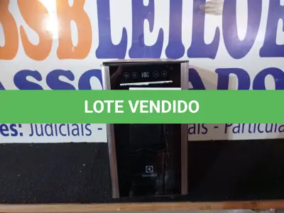 LOTE 301 - 01 - ADEGA ELECTROLUX 8 GARRAFAS ACABAMENTO EM ALUMÍNIO (NO ESTADO, NÃO SABEMOS SE FUNCIONA. LEILÃO NÃO TEM GARANTIA E NEM DEVOLUÇÃO, SUJEITO A POSSÍVEIS AVARIAS VISÍVEIS/OCULTAS E/OU AUSÊNCIA DE COMPONENTES)