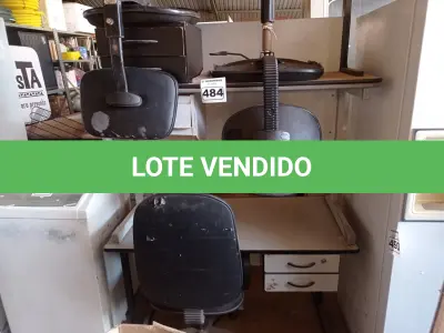 LOTE 484 - 04 MESAS E 02 CADEIRAS DE ESCRITÓRIO COM BASE GIRATÓRIA. (NO ESTADO) ATENÇÃO! FAZER A VISITAÇÃO ANTES DE ARREMATAR, NÃO SABEMOS SE FUNCIONA. LEILÃO NÃO TEM GARANTIA E NEM DEVOLUÇÃO, SUJEITO A POSSÍVEIS AVARIAS VISÍVEIS/OCULTAS E/OU AUSÊNCIA DE COMPONENTES.