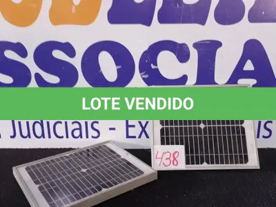 LOTE 438 - 02 PAINÉIS SOLARES 18V 10W. (NO ESTADO) ATENÇÃO! FAZER A VISITAÇÃO ANTES DE ARREMATAR, NÃO SABEMOS SE FUNCIONA. LEILÃO NÃO TEM GARANTIA E NEM DEVOLUÇÃO, SUJEITO A POSSÍVEIS AVARIAS VISÍVEIS/OCULTAS E/OU AUSÊNCIA DE COMPONENTES.