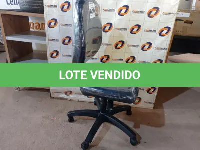 LOTE 050 - 01 CADEIRA DE ESCRITÓRIO COM BASE GIRATÓRIA. (NO ESTADO) ATENÇÃO! FAZER A VISITAÇÃO ANTES DE ARREMATAR, NÃO SABEMOS SE FUNCIONA. LEILÃO NÃO TEM GARANTIA E NEM DEVOLUÇÃO, SUJEITO A POSSÍVEIS AVARIAS VISÍVEIS/OCULTAS E/OU AUSÊNCIA DE COMPONENTES.