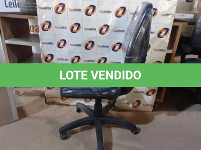 LOTE 090 - 01 CADEIRA DE ESCRITÓRIO COM BASE GIRATÓRIA. (NO ESTADO) ATENÇÃO! FAZER A VISITAÇÃO ANTES DE ARREMATAR, NÃO SABEMOS SE FUNCIONA. LEILÃO NÃO TEM GARANTIA E NEM DEVOLUÇÃO, SUJEITO A POSSÍVEIS AVARIAS VISÍVEIS/OCULTAS E/OU AUSÊNCIA DE COMPONENTES.