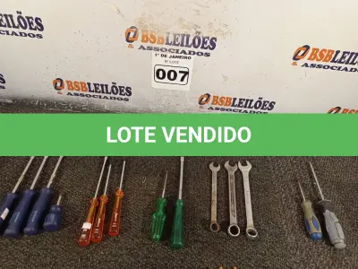 LOTE 007 - 01 FERRO DE SOLDA E CHAVES DIVERSAS. (NO ESTADO) ATENÇÃO! FAZER A VISITAÇÃO ANTES DE ARREMATAR, NÃO SABEMOS SE FUNCIONA. LEILÃO NÃO TEM GARANTIA E NEM DEVOLUÇÃO, SUJEITO A POSSÍVEIS AVARIAS VISÍVEIS/OCULTAS E/OU AUSÊNCIA DE COMPONENTES.