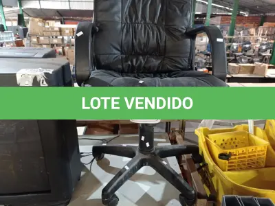 LOTE 081 - 01 CADEIRA DE ESCRITÓRIO COM BASE GIRATÓRIA. (NO ESTADO) ATENÇÃO! FAZER A VISITAÇÃO ANTES DE ARREMATAR, NÃO SABEMOS SE FUNCIONA. LEILÃO NÃO TEM GARANTIA E NEM DEVOLUÇÃO, SUJEITO A POSSÍVEIS AVARIAS VISÍVEIS/OCULTAS E/OU AUSÊNCIA DE COMPONENTES.