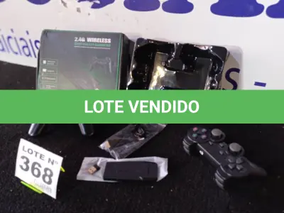 LOTE 368 - 01 - VÍDEO GAME STICK LITE COM 10.000 MIL JOGOS + 2 CONTROLES SEM FIO (NO ESTADO, NÃO SABEMOS SE FUNCIONA. LEILÃO NÃO TEM GARANTIA E NEM DEVOLUÇÃO, SUJEITO A POSSÍVEIS AVARIAS VISÍVEIS/OCULTAS E/OU AUSÊNCIA DE COMPONENTES)
