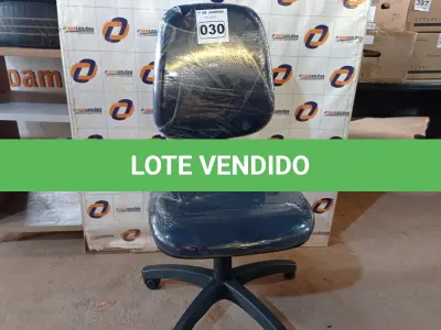 LOTE 030 - 01 CADEIRA DE ESCRITÓRIO COM BASE GIRATÓRIA. (NO ESTADO) ATENÇÃO! FAZER A VISITAÇÃO ANTES DE ARREMATAR, NÃO SABEMOS SE FUNCIONA. LEILÃO NÃO TEM GARANTIA E NEM DEVOLUÇÃO, SUJEITO A POSSÍVEIS AVARIAS VISÍVEIS/OCULTAS E/OU AUSÊNCIA DE COMPONENTES.