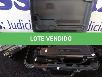 LOTE 436 - 02 FILMADORAS SENDO UMA PANASONIC E A OUTRA JVC (NO ESTADO) ATENÇÃO! FAZER A VISITAÇÃO ANTES DE ARREMATAR, NÃO SABEMOS SE FUNCIONA. LEILÃO NÃO TEM GARANTIA E NEM DEVOLUÇÃO, SUJEITO A POSSÍVEIS AVARIAS VISÍVEIS/OCULTAS E/OU AUSÊNCIA DE COMPONENTES.