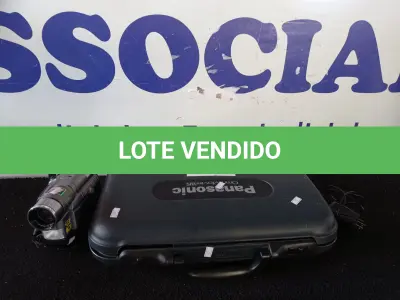 LOTE 436 - 02 FILMADORAS SENDO UMA PANASONIC E A OUTRA JVC (NO ESTADO) ATENÇÃO! FAZER A VISITAÇÃO ANTES DE ARREMATAR, NÃO SABEMOS SE FUNCIONA. LEILÃO NÃO TEM GARANTIA E NEM DEVOLUÇÃO, SUJEITO A POSSÍVEIS AVARIAS VISÍVEIS/OCULTAS E/OU AUSÊNCIA DE COMPONENTES.