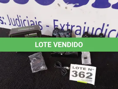 LOTE 362 - 01 - VÍDEO GAME STICK LITE COM 10.000 MIL JOGOS + 2 CONTROLES SEM FIO (NO ESTADO, NÃO SABEMOS SE FUNCIONA. LEILÃO NÃO TEM GARANTIA E NEM DEVOLUÇÃO, SUJEITO A POSSÍVEIS AVARIAS VISÍVEIS/OCULTAS E/OU AUSÊNCIA DE COMPONENTES)