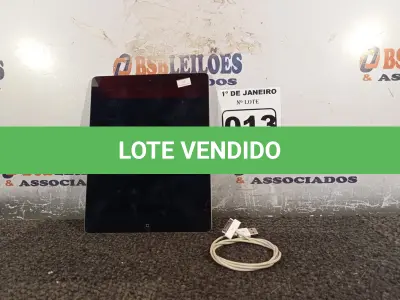 LOTE 013 - 01 IPAD 64 GB COM CABO. (NO ESTADO) ATENÇÃO! FAZER A VISITAÇÃO ANTES DE ARREMATAR, NÃO SABEMOS SE FUNCIONA. LEILÃO NÃO TEM GARANTIA E NEM DEVOLUÇÃO, SUJEITO A POSSÍVEIS AVARIAS VISÍVEIS/OCULTAS E/OU AUSÊNCIA DE COMPONENTES.