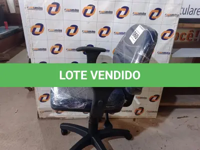 LOTE 060 - 01 CADEIRA DE ESCRITÓRIO COM BASE GIRATÓRIA. (NO ESTADO) ATENÇÃO! FAZER A VISITAÇÃO ANTES DE ARREMATAR, NÃO SABEMOS SE FUNCIONA. LEILÃO NÃO TEM GARANTIA E NEM DEVOLUÇÃO, SUJEITO A POSSÍVEIS AVARIAS VISÍVEIS/OCULTAS E/OU AUSÊNCIA DE COMPONENTES.