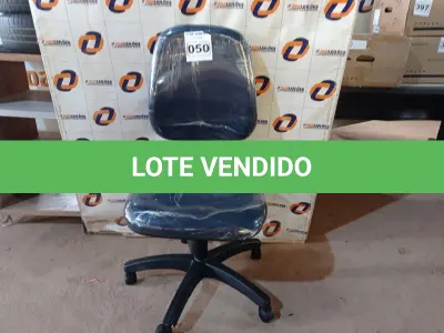 LOTE 050 - 01 CADEIRA DE ESCRITÓRIO COM BASE GIRATÓRIA. (NO ESTADO) ATENÇÃO! FAZER A VISITAÇÃO ANTES DE ARREMATAR, NÃO SABEMOS SE FUNCIONA. LEILÃO NÃO TEM GARANTIA E NEM DEVOLUÇÃO, SUJEITO A POSSÍVEIS AVARIAS VISÍVEIS/OCULTAS E/OU AUSÊNCIA DE COMPONENTES.