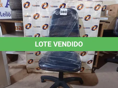LOTE 080 - 01 CADEIRA DE ESCRITÓRIO COM BASE GIRATÓRIA. (NO ESTADO) ATENÇÃO! FAZER A VISITAÇÃO ANTES DE ARREMATAR, NÃO SABEMOS SE FUNCIONA. LEILÃO NÃO TEM GARANTIA E NEM DEVOLUÇÃO, SUJEITO A POSSÍVEIS AVARIAS VISÍVEIS/OCULTAS E/OU AUSÊNCIA DE COMPONENTES.