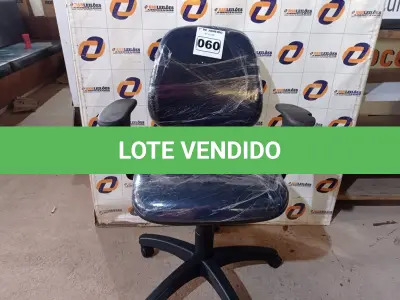 LOTE 060 - 01 CADEIRA DE ESCRITÓRIO COM BASE GIRATÓRIA. (NO ESTADO) ATENÇÃO! FAZER A VISITAÇÃO ANTES DE ARREMATAR, NÃO SABEMOS SE FUNCIONA. LEILÃO NÃO TEM GARANTIA E NEM DEVOLUÇÃO, SUJEITO A POSSÍVEIS AVARIAS VISÍVEIS/OCULTAS E/OU AUSÊNCIA DE COMPONENTES.