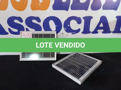 LOTE 397 - 02 PAINÉIS SOLARES 18V 10W. (NO ESTADO) ATENÇÃO! FAZER A VISITAÇÃO ANTES DE ARREMATAR, NÃO SABEMOS SE FUNCIONA. LEILÃO NÃO TEM GARANTIA E NEM DEVOLUÇÃO, SUJEITO A POSSÍVEIS AVARIAS VISÍVEIS/OCULTAS E/OU AUSÊNCIA DE COMPONENTES.