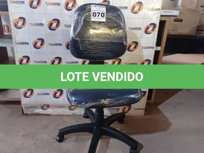 LOTE 070 - 01 CADEIRA DE ESCRITÓRIO COM BASE GIRATÓRIA. (NO ESTADO) ATENÇÃO! FAZER A VISITAÇÃO ANTES DE ARREMATAR, NÃO SABEMOS SE FUNCIONA. LEILÃO NÃO TEM GARANTIA E NEM DEVOLUÇÃO, SUJEITO A POSSÍVEIS AVARIAS VISÍVEIS/OCULTAS E/OU AUSÊNCIA DE COMPONENTES.