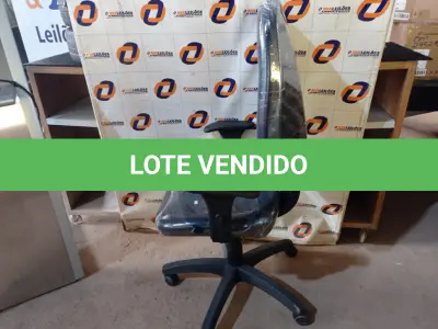 LOTE 270 - 01 CADEIRA DE ESCRITÓRIO COM BASE GIRATÓRIA. (NO ESTADO) ATENÇÃO! FAZER A VISITAÇÃO ANTES DE ARREMATAR, NÃO SABEMOS SE FUNCIONA. LEILÃO NÃO TEM GARANTIA E NEM DEVOLUÇÃO, SUJEITO A POSSÍVEIS AVARIAS VISÍVEIS/OCULTAS E/OU AUSÊNCIA DE COMPONENTES.