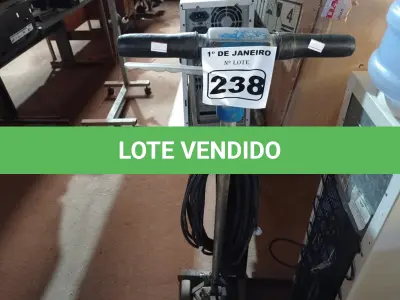 LOTE 238 - 01 ENCERADEIRA INDUSTRIAL MARCA CERTEL. (NO ESTADO) ATENÇÃO! FAZER A VISITAÇÃO ANTES DE ARREMATAR, NÃO SABEMOS SE FUNCIONA. LEILÃO NÃO TEM GARANTIA E NEM DEVOLUÇÃO, SUJEITO A POSSÍVEIS AVARIAS VISÍVEIS/OCULTAS E/OU AUSÊNCIA DE COMPONENTES.