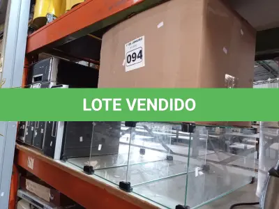 LOTE 094 - 01 ESTANTE DE VIDRO MODULAR E 01 CAIXA COM PERIFÉRICOS DIVERSOS. (NO ESTADO) ATENÇÃO! FAZER A VISITAÇÃO ANTES DE ARREMATAR, NÃO SABEMOS SE FUNCIONA. LEILÃO NÃO TEM GARANTIA E NEM DEVOLUÇÃO, SUJEITO A POSSÍVEIS AVARIAS VISÍVEIS/OCULTAS E/OU AUSÊNCIA DE COMPONENTES.