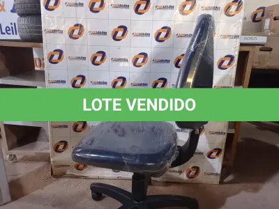 LOTE 110 - 01 CADEIRA DE ESCRITÓRIO COM BASE GIRATÓRIA. (NO ESTADO) ATENÇÃO! FAZER A VISITAÇÃO ANTES DE ARREMATAR, NÃO SABEMOS SE FUNCIONA. LEILÃO NÃO TEM GARANTIA E NEM DEVOLUÇÃO, SUJEITO A POSSÍVEIS AVARIAS VISÍVEIS/OCULTAS E/OU AUSÊNCIA DE COMPONENTES.