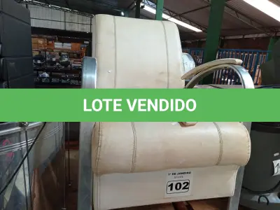 LOTE 102 - 01 POLTRONA. (NO ESTADO) ATENÇÃO! FAZER A VISITAÇÃO ANTES DE ARREMATAR, NÃO SABEMOS SE FUNCIONA. LEILÃO NÃO TEM GARANTIA E NEM DEVOLUÇÃO, SUJEITO A POSSÍVEIS AVARIAS VISÍVEIS/OCULTAS E/OU AUSÊNCIA DE COMPONENTES.